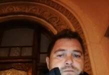 Tânăr antreprenor din Tg-Jiu legat cu lanțurile de ușa Primăriei Tg-Jiu