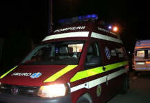 a red ambulance with lights onFostă jurnalistă și fiica sa de 7 ani, căzute de la etajul 5 al unui bloc