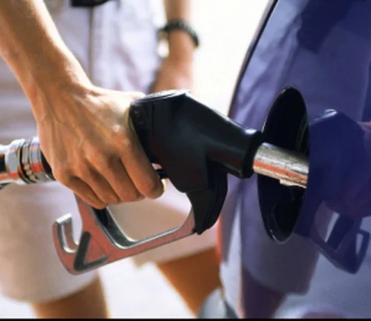 Decizie de ultimă oră în Ungaria: Viktor Orban plafonează prețurile la benzină și motorină. Cât vor plăti șoferii de marți