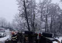 Mașină răsturnată în Padeș. Trei persoane transportate la spital