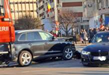 Două mașini implicate într-un accident în centrul orașului
