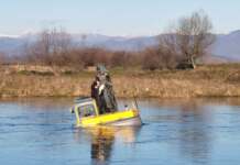A rămas blocat cu excavatorul în apă