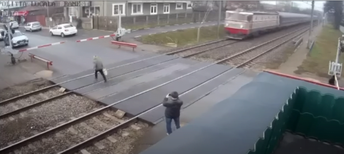 femeie lovita de tren