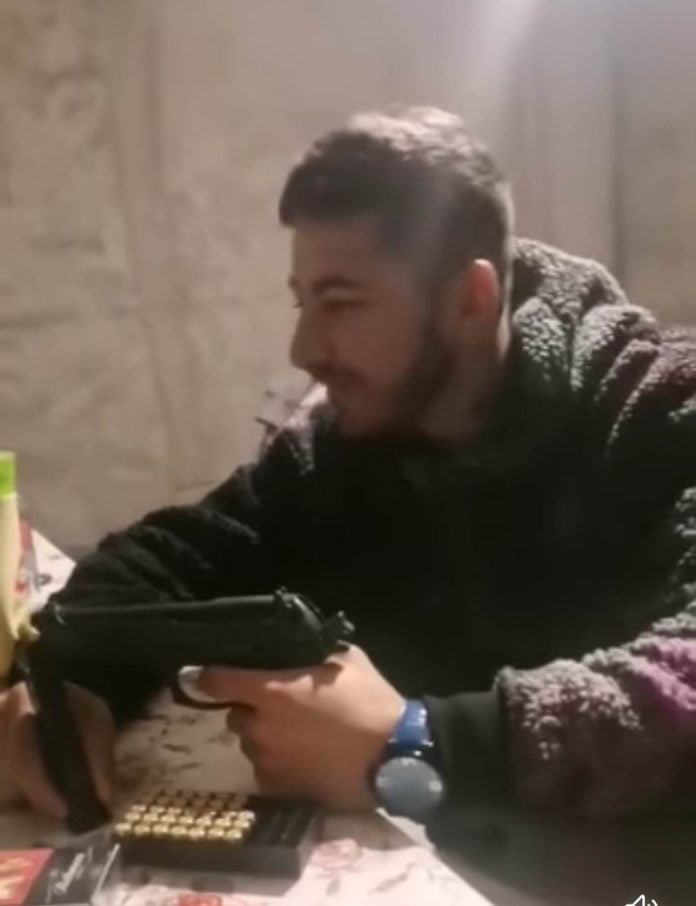 tanar cu arma