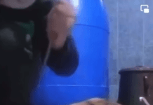 Caz revoltător. S-a filmat în timp ce chinuia o pisică cu un cuțit