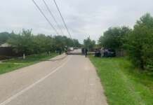 Video: A făcut praf și mașina și stâlpul în care a intrat