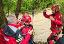 Gorj: Femeie surprinsă de torenți, salvată de salvamontiști