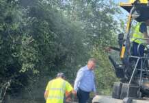 Gorj: Primul metru de asfalt din Samarinești, motiv de sărbătoare asfalt samarinesti