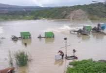 Cariera Roșia a fost inundată. Minerii folosesc bărci mineri inundatii