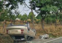 I-a explodat o anvelopă și s-a răsturnat