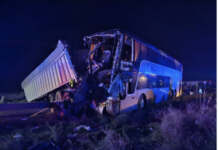 Accident cu zeci de răniţi, după ce un autocar a intrat în plin în remorca unui camion