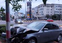 Începătar cu BMW, a intrat într-un stâlp pe care l-a rupt