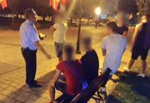 Tineri teribiliști s-au luat la ceartă cu o persoană mai în vârstă. Un cuțit a fost confiscat