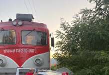 Mașina de transport bolnavi de dializa lovită in plin de tren. A murit