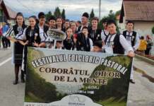 Sute de tineri îmbrăcați în costum popular au participat la parada portului popular tradițional de la Baia de Fier baia de fier