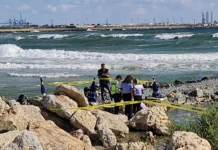 Un făt a fost găsit mort într-un sac pe o plajă din Eforie. Se caută mama copil mort pe plaja