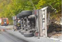 Camion plin cu cărbune răsturnat pe Valea Jiului camion cu cărbune răsturnat