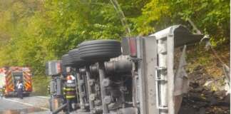 camion cu cărbune răsturnat