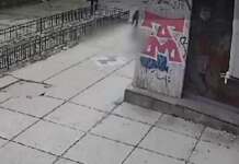 O femeie în vârstă de 60 de ani a fost grav rănită, după ce o altă femeie a căzut peste ea femeie cazuta peste alta femeie