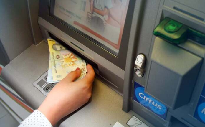 uiti-banii-in-bancomat-scaled bani uitati in bancomat