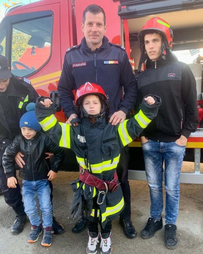 COPII POMPIERI copii pompieri