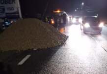 Un morman de balast depozitat în stradă a îngreunat circulația în Telești. Autorii sunt necunoscuți