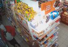 Video: Cum se fură o bară de salam, în Tismana. Hoțul făcut de râs furt magazin