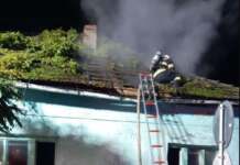 Un bătrânel a murit ars de viu în casă, după ce ar fi aruncat în sobă rumeguş şi ulei incendiu