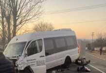 Un tânăr de 23 de ani a murit, după ce a intrat cu maşina într-un microbuz