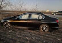 A venit în vizită de Crăciun, a furat mașina prietenului apoi a abandonat-o pe un teren agricol mașină furată și abandonată