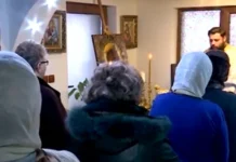 Preotul din Tg-Jiu, destituit de Mitopolie, ține slujbele în sufrageria casei. Vrea să construiască o biserică în curte