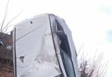 Foto: Accident spectaculos la Bălănești de Revelion. A rămas cu mașina suspendată