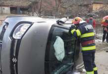 Accident în Lupeni. Șoferul blocat în autoturism