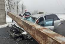 Un limitator de înălţime a căzut peste un autoturism. A făcut-o praf