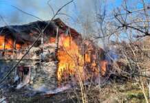 Foto: Casă bătrânească din Schela, mistuită de flăcări