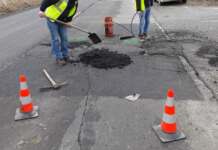 O şoferiţă de 86 de ani a lovit doi muncitori de la drumuri drumari reparatie drum