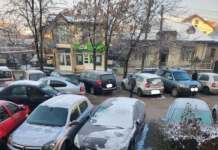 Intrarea în Policlinică blocată de un autoturism, zile întregi. Accesul se face ”într-o dungă”