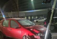 Foto: A urcat băut la volan și a pus la pământ un … semafor