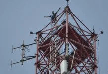 A murit după ce s-a urcat pe un stâlp de releu şi s-a aruncat de la o înălţime de 50 de metri