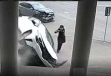 Două maşini s-au ciocnit, iar una dintre ele a ajuns pe trotuar, a lovit nişte scări şi s-a răsturnat peste o femeie