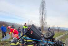 Foto Gorj: Accident cumplit la Vîrț. O mașină s-a făcut praf