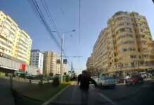 Mamă cu doi copii mici atacată cu un cuţit de un necunoscut