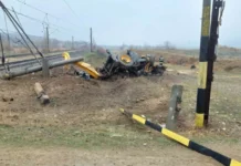Un excavator a fost lovit de tren. Șoferul nu s-a asigurat