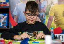 Peste jumătate dintre părinții care muncesc în alte țări nu vin acasă de Sărbători
