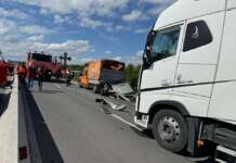 Angajați de la drumuri loviți de o autoutilitară. O femeie a murit
