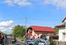 A intrat în plin într-un stâlp. Mașina s-a făcut praf