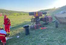 Bărbat mort după ce s-a răsturnat cu tractorul și a fost prins sub el