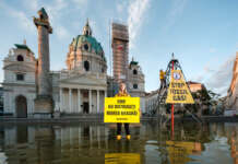 Protest Greenpeace în Karlsplatz, Viena: „Nu distrugeți Marea Neagră!”