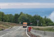 Se înlocuiește parapetele de protecție pe drumul ce duce spre Rânca