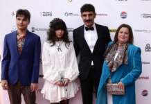 Toma Cuzin, cunoscut ca Firicel din „Las Fierbinți”, alături de familia sa la Gala Premiilor GOPO 2024
